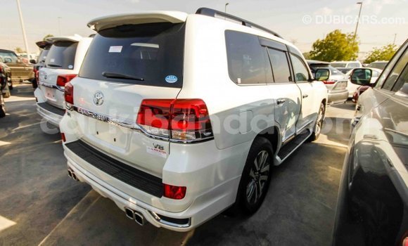 Nunua Imported Toyota Land Cruiser Nyeupe Gari ndani ya Import - Dubai nchini Uganda Nunua Imported Toyota Land Cruiser Nyeupe Gari ndani ya Import - Dubai nchini Uganda