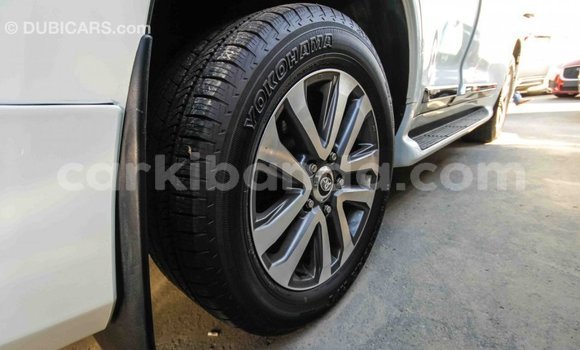 Nunua Imported Toyota Land Cruiser Nyeupe Gari ndani ya Import - Dubai nchini Uganda Nunua Imported Toyota Land Cruiser Nyeupe Gari ndani ya Import - Dubai nchini Uganda