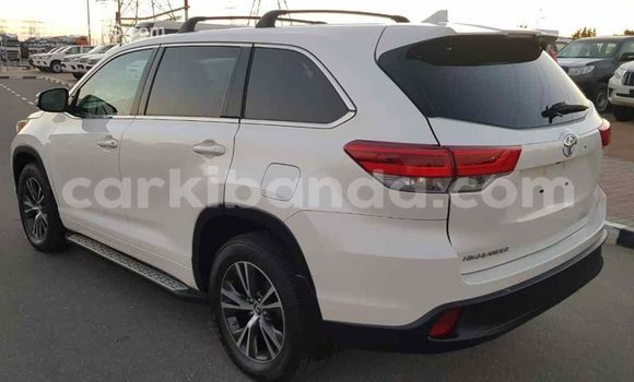 Acheter Import Voiture Toyota Highlander Blanc à Import - Dubai, Ouganda Acheter Import Voiture Toyota Highlander Blanc à Import - Dubai, Ouganda
