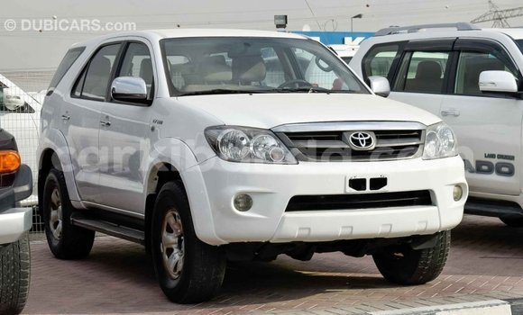Nunua Imported Toyota Fortuner Nyeupe Gari ndani ya Import - Dubai nchini Uganda Nunua Imported Toyota Fortuner Nyeupe Gari ndani ya Import - Dubai nchini Uganda