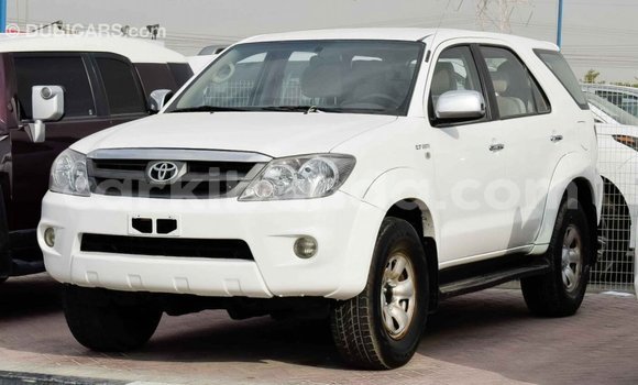Nunua Imported Toyota Fortuner Nyeupe Gari ndani ya Import - Dubai nchini Uganda Nunua Imported Toyota Fortuner Nyeupe Gari ndani ya Import - Dubai nchini Uganda