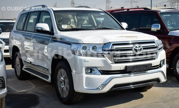 Nunua Imported Toyota Land Cruiser Nyeupe Gari ndani ya Import - Dubai nchini Uganda Nunua Imported Toyota Land Cruiser Nyeupe Gari ndani ya Import - Dubai nchini Uganda
