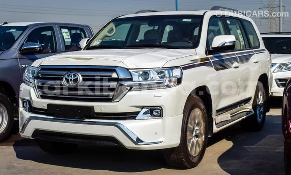 Nunua Imported Toyota Land Cruiser Nyeupe Gari ndani ya Import - Dubai nchini Uganda Nunua Imported Toyota Land Cruiser Nyeupe Gari ndani ya Import - Dubai nchini Uganda
