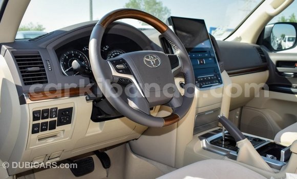 Nunua Imported Toyota Land Cruiser Nyeupe Gari ndani ya Import - Dubai nchini Uganda Nunua Imported Toyota Land Cruiser Nyeupe Gari ndani ya Import - Dubai nchini Uganda