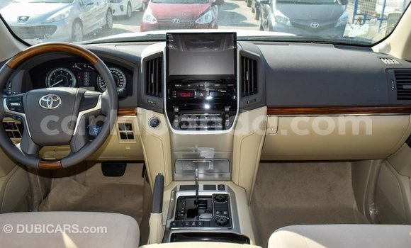 Nunua Imported Toyota Land Cruiser Nyeupe Gari ndani ya Import - Dubai nchini Uganda Nunua Imported Toyota Land Cruiser Nyeupe Gari ndani ya Import - Dubai nchini Uganda