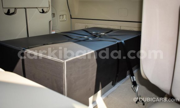 Nunua Imported Toyota Land Cruiser Nyeupe Gari ndani ya Import - Dubai nchini Uganda Nunua Imported Toyota Land Cruiser Nyeupe Gari ndani ya Import - Dubai nchini Uganda