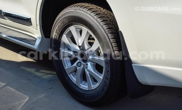 Nunua Imported Toyota Land Cruiser Nyeupe Gari ndani ya Import - Dubai nchini Uganda Nunua Imported Toyota Land Cruiser Nyeupe Gari ndani ya Import - Dubai nchini Uganda