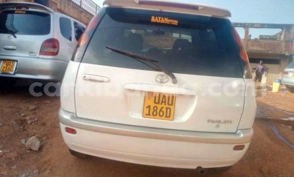 Acheter Occasion Voiture Toyota Raum Blanc à Kampala, Ouganda Acheter Occasion Voiture Toyota Raum Blanc à Kampala, Ouganda