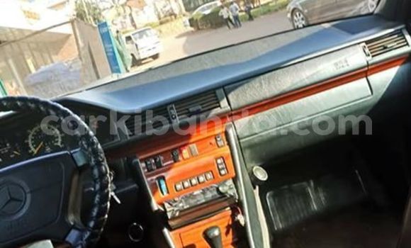 Gura Yakoze Mercedes‒Benz E–Class Green Imodoka i Kampala mu Uganda Gura Yakoze Mercedes‒Benz E–Class Green Imodoka i Kampala mu Uganda