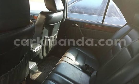 Gura Yakoze Mercedes‒Benz E–Class Green Imodoka i Kampala mu Uganda Gura Yakoze Mercedes‒Benz E–Class Green Imodoka i Kampala mu Uganda