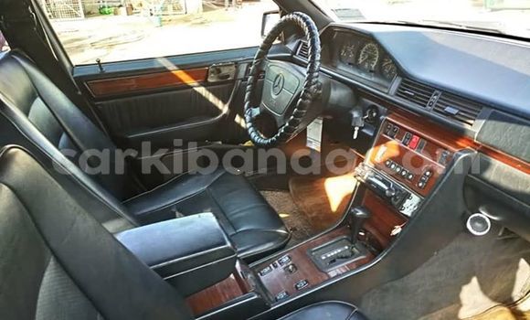 Gura Yakoze Mercedes‒Benz E–Class Green Imodoka i Kampala mu Uganda Gura Yakoze Mercedes‒Benz E–Class Green Imodoka i Kampala mu Uganda