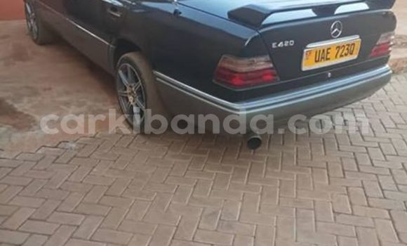 Gura Yakoze Mercedes‒Benz E–Class Green Imodoka i Kampala mu Uganda Gura Yakoze Mercedes‒Benz E–Class Green Imodoka i Kampala mu Uganda
