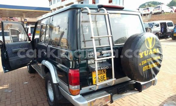 Gura Yakoze Toyota Land Cruiser Green Imodoka i Kampala mu Uganda Gura Yakoze Toyota Land Cruiser Green Imodoka i Kampala mu Uganda