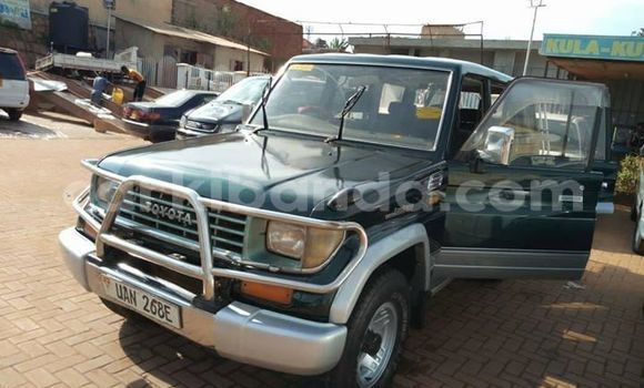 Gura Yakoze Toyota Land Cruiser Green Imodoka i Kampala mu Uganda Gura Yakoze Toyota Land Cruiser Green Imodoka i Kampala mu Uganda