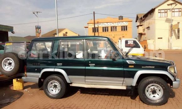 Gura Yakoze Toyota Land Cruiser Green Imodoka i Kampala mu Uganda Gura Yakoze Toyota Land Cruiser Green Imodoka i Kampala mu Uganda