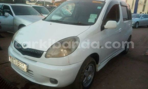 Gura Yakoze Toyota FunCargo White Imodoka i Kampala mu Uganda Gura Yakoze Toyota FunCargo White Imodoka i Kampala mu Uganda