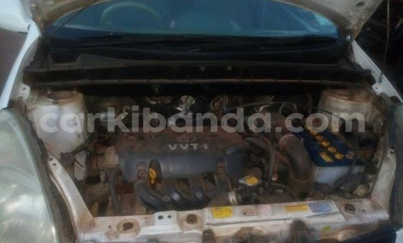 Gura Yakoze Toyota FunCargo White Imodoka i Kampala mu Uganda Gura Yakoze Toyota FunCargo White Imodoka i Kampala mu Uganda