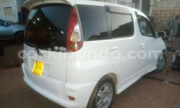 Gura Yakoze Toyota FunCargo White Imodoka i Kampala mu Uganda Gura Yakoze Toyota FunCargo White Imodoka i Kampala mu Uganda