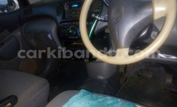 Gura Yakoze Toyota FunCargo White Imodoka i Kampala mu Uganda Gura Yakoze Toyota FunCargo White Imodoka i Kampala mu Uganda