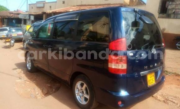 Gura Yakoze Toyota Noah Blue Imodoka i Kampala mu Uganda Gura Yakoze Toyota Noah Blue Imodoka i Kampala mu Uganda