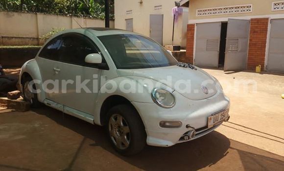 Gura Yakoze Volkswagen Beetle White Imodoka i Kampala mu Uganda Gura Yakoze Volkswagen Beetle White Imodoka i Kampala mu Uganda