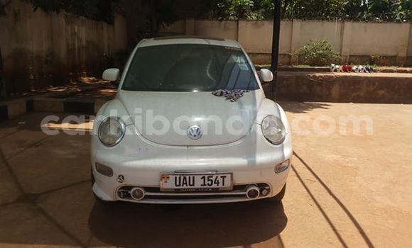 Gura Yakoze Volkswagen Beetle White Imodoka i Kampala mu Uganda Gura Yakoze Volkswagen Beetle White Imodoka i Kampala mu Uganda