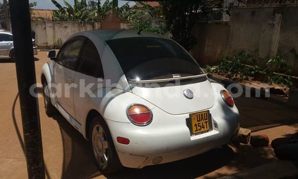 Gura Yakoze Volkswagen Beetle White Imodoka i Kampala mu Uganda Gura Yakoze Volkswagen Beetle White Imodoka i Kampala mu Uganda