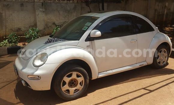 Gura Yakoze Volkswagen Beetle White Imodoka i Kampala mu Uganda Gura Yakoze Volkswagen Beetle White Imodoka i Kampala mu Uganda