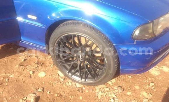 Gura Yakoze BMW 3–Series Blue Imodoka i Kampala mu Uganda Gura Yakoze BMW 3–Series Blue Imodoka i Kampala mu Uganda