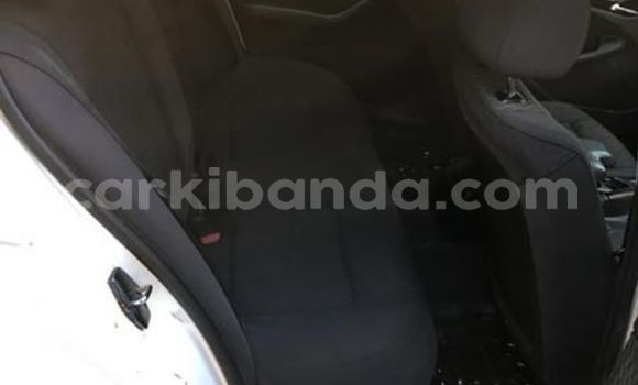 Gura Yakoze BMW 3–Series White Imodoka i Kampala mu Uganda Gura Yakoze BMW 3–Series White Imodoka i Kampala mu Uganda