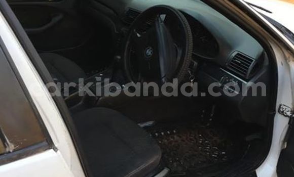 Gura Yakoze BMW 3–Series White Imodoka i Kampala mu Uganda Gura Yakoze BMW 3–Series White Imodoka i Kampala mu Uganda