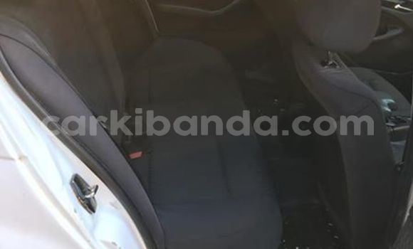 Gura Yakoze BMW 3–Series White Imodoka i Kampala mu Uganda Gura Yakoze BMW 3–Series White Imodoka i Kampala mu Uganda
