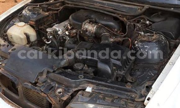 Gura Yakoze BMW 3–Series White Imodoka i Kampala mu Uganda Gura Yakoze BMW 3–Series White Imodoka i Kampala mu Uganda