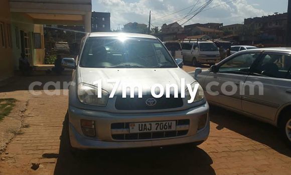 Gura Yakoze Toyota RAV4 Silver Imodoka i Kampala mu Uganda Gura Yakoze Toyota RAV4 Silver Imodoka i Kampala mu Uganda