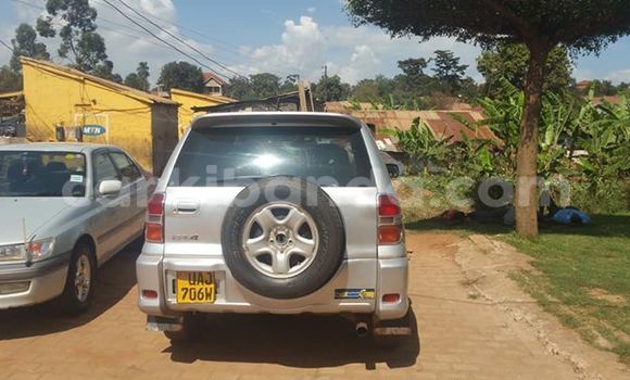 Gura Yakoze Toyota RAV4 Silver Imodoka i Kampala mu Uganda Gura Yakoze Toyota RAV4 Silver Imodoka i Kampala mu Uganda