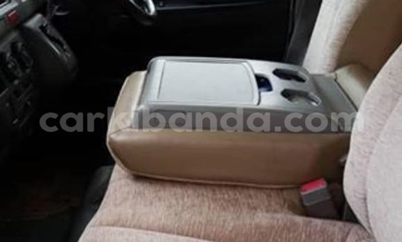 Gura Yakoze Toyota Hiace Silver Imodoka i Kampala mu Uganda Gura Yakoze Toyota Hiace Silver Imodoka i Kampala mu Uganda