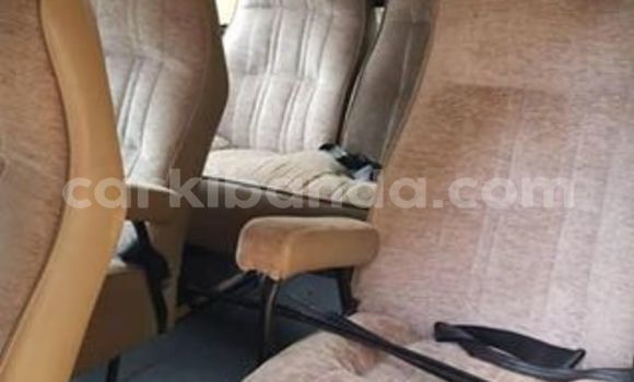 Gura Yakoze Toyota Hiace Silver Imodoka i Kampala mu Uganda Gura Yakoze Toyota Hiace Silver Imodoka i Kampala mu Uganda