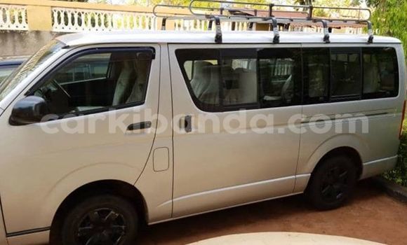 Gura Yakoze Toyota Hiace Silver Imodoka i Kampala mu Uganda Gura Yakoze Toyota Hiace Silver Imodoka i Kampala mu Uganda