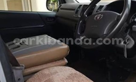 Gura Yakoze Toyota Hiace Silver Imodoka i Kampala mu Uganda Gura Yakoze Toyota Hiace Silver Imodoka i Kampala mu Uganda