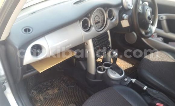 Gura Yakoze MINI Cooper Silver Imodoka i Kampala mu Uganda Gura Yakoze MINI Cooper Silver Imodoka i Kampala mu Uganda