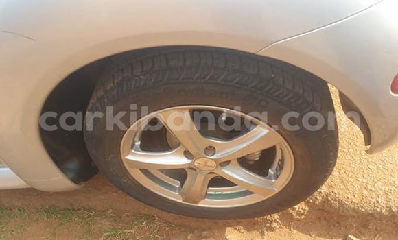 Gura Yakoze Volkswagen Beetle Silver Imodoka i Kampala mu Uganda Gura Yakoze Volkswagen Beetle Silver Imodoka i Kampala mu Uganda