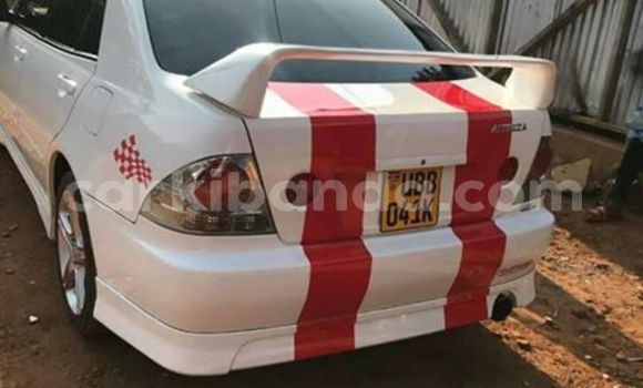 Gura Yakoze Toyota Altezza White Imodoka i Kampala mu Uganda Gura Yakoze Toyota Altezza White Imodoka i Kampala mu Uganda