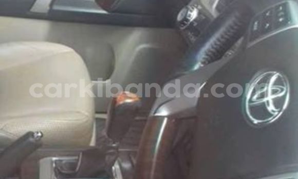 Gura Yakoze Toyota Hilux White Imodoka i Kampala mu Uganda Gura Yakoze Toyota Hilux White Imodoka i Kampala mu Uganda