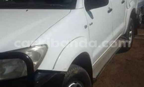 Gura Yakoze Toyota Hilux White Imodoka i Kampala mu Uganda Gura Yakoze Toyota Hilux White Imodoka i Kampala mu Uganda