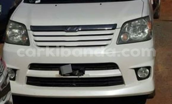 Gura Yakoze Toyota Noah White Imodoka i Kampala mu Uganda Gura Yakoze Toyota Noah White Imodoka i Kampala mu Uganda