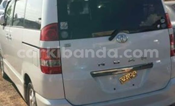 Gura Yakoze Toyota Noah White Imodoka i Kampala mu Uganda Gura Yakoze Toyota Noah White Imodoka i Kampala mu Uganda