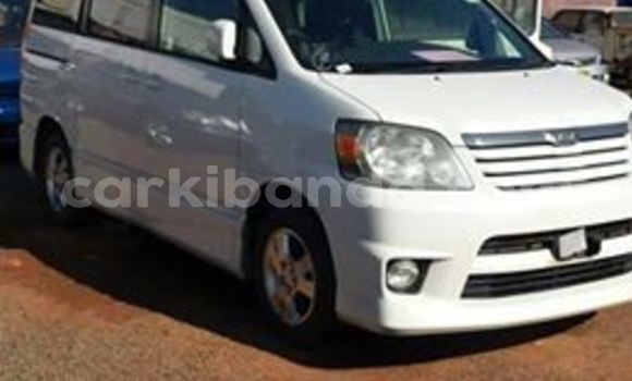 Gura Yakoze Toyota Noah White Imodoka i Kampala mu Uganda Gura Yakoze Toyota Noah White Imodoka i Kampala mu Uganda
