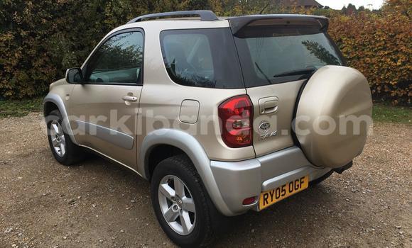 Gura Yakoze Toyota RAV4 Beige Imodoka i Kampala mu Uganda Gura Yakoze Toyota RAV4 Beige Imodoka i Kampala mu Uganda