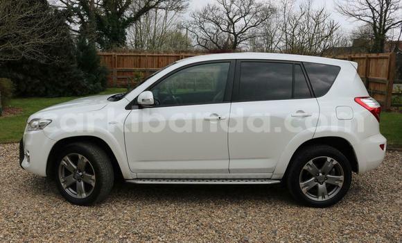 Gura Yakoze Toyota RAV4 White Imodoka i Kampala mu Uganda Gura Yakoze Toyota RAV4 White Imodoka i Kampala mu Uganda