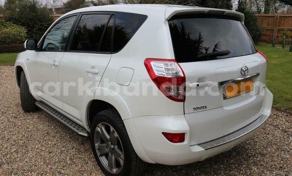 Gura Yakoze Toyota RAV4 White Imodoka i Kampala mu Uganda Gura Yakoze Toyota RAV4 White Imodoka i Kampala mu Uganda